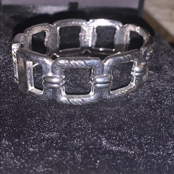 Cute Silver hinged bracelet/bangle - Picture 9 of 9